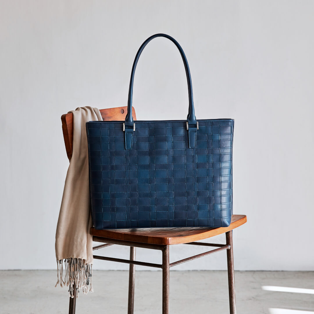 Antique Mesh Slim Tote