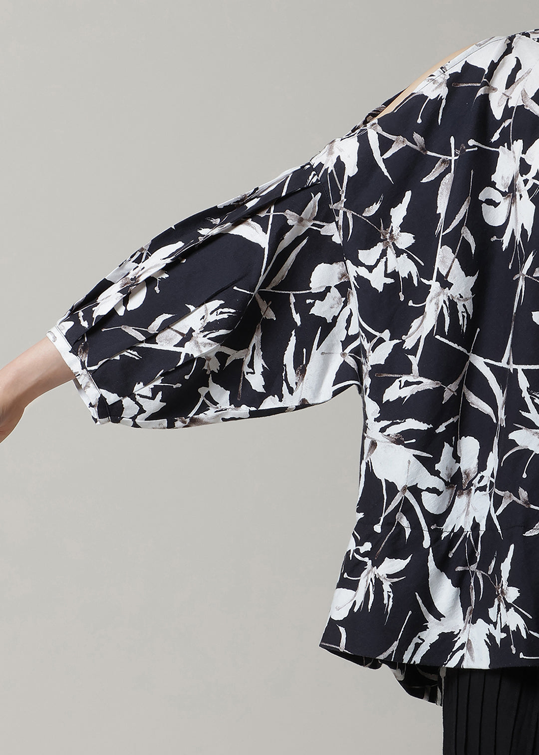 Yuragi Open Shoulder BL Print Khadi