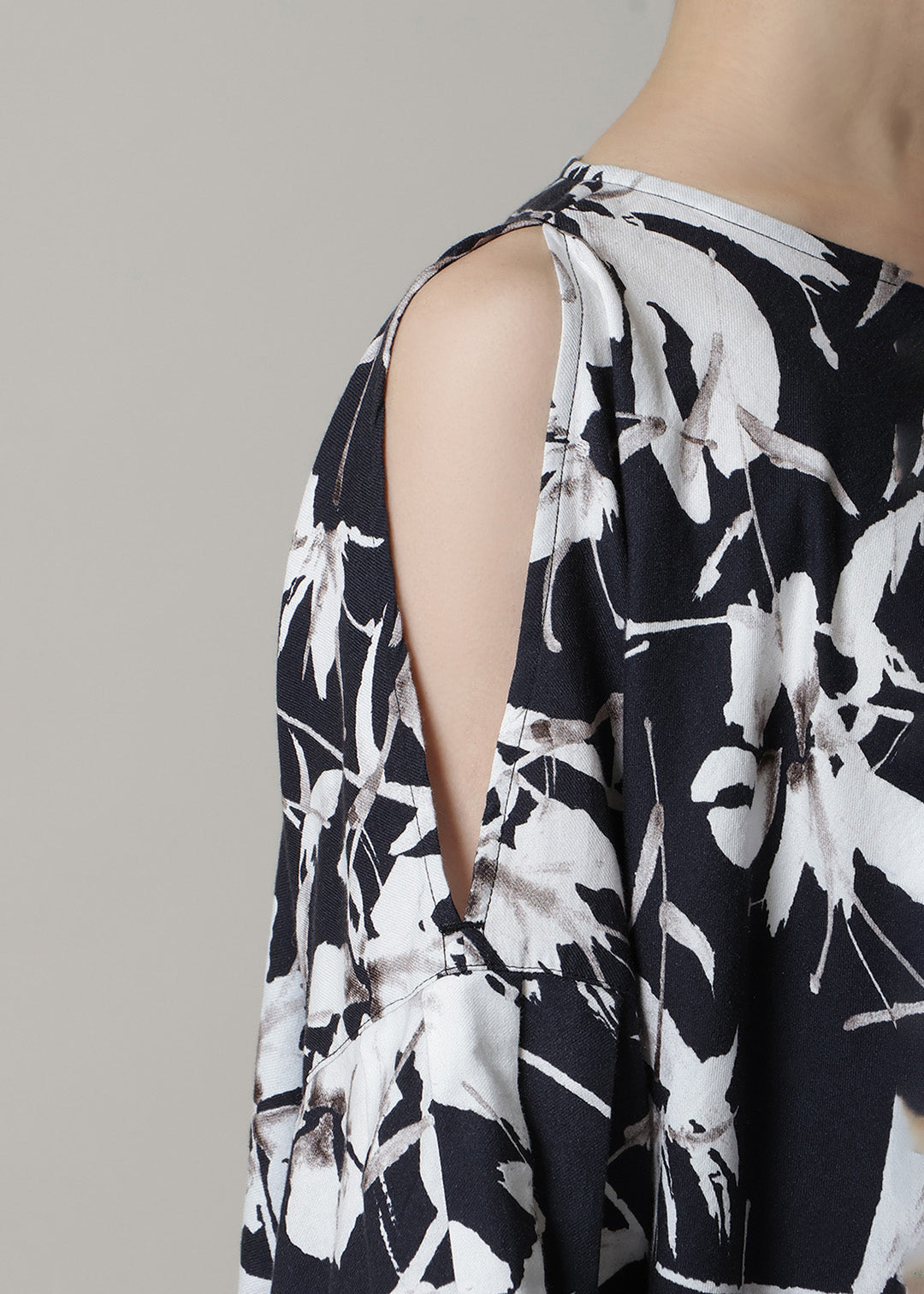 Yuragi Open Shoulder BL Print Khadi
